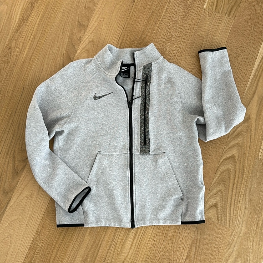 Men’s Nike full-zip grey jacket with chest zipper pocket and pockets (size M)